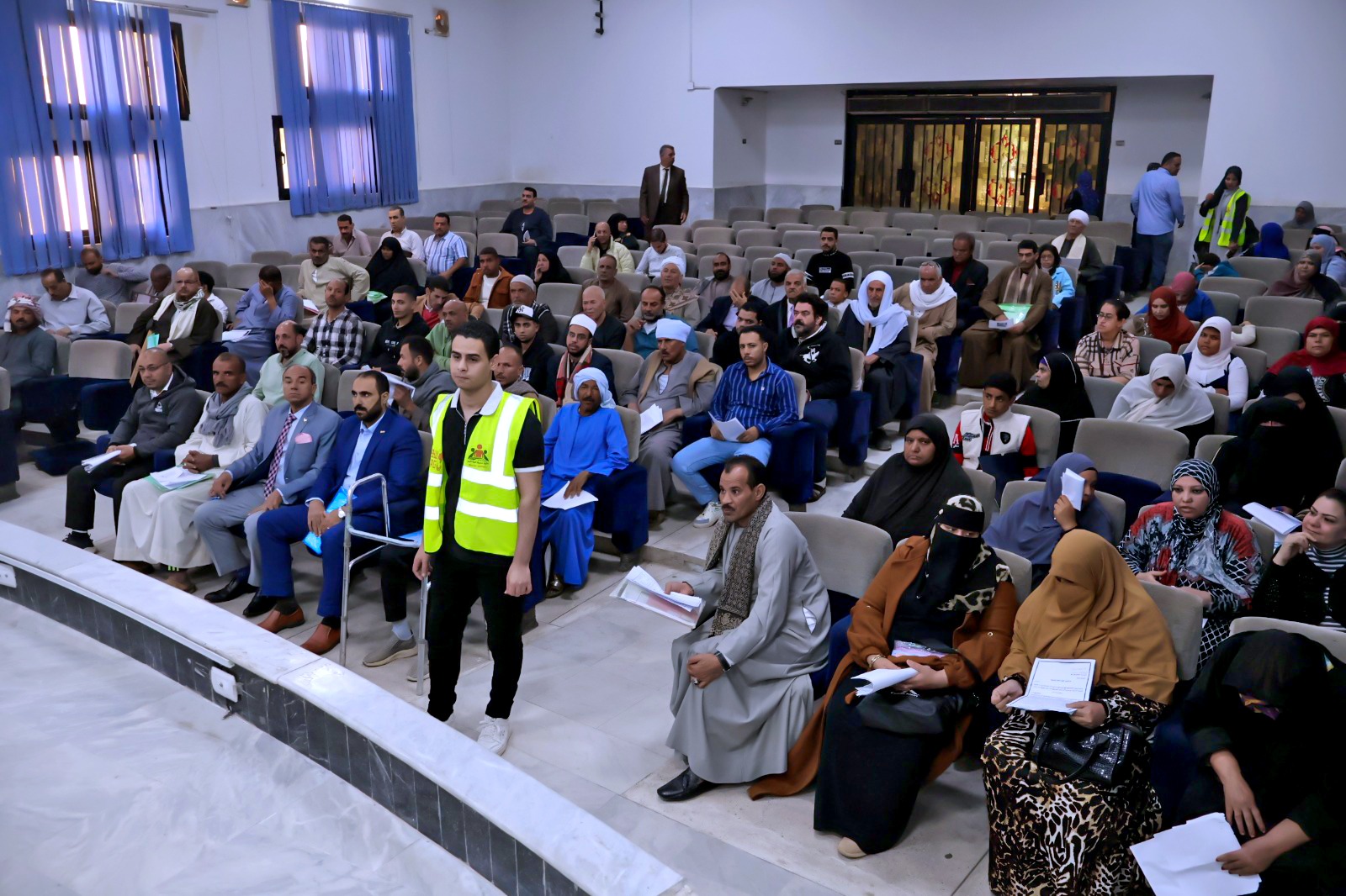 محافظ سوهاج يعقد اللقاء الجماهيري الأسبوعي ويؤكد الالتزام بالاستجابة الفورية لطلبات المواطنين