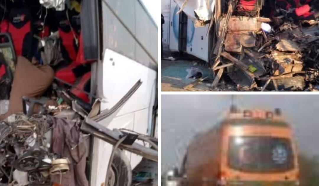 تصادم مروع بين أتوبيس سياحي و تريلا بطريق رأس غارب–الغردقة.. مصرع شخصين وإصابة 39 آخرين أغلبهم أجانب