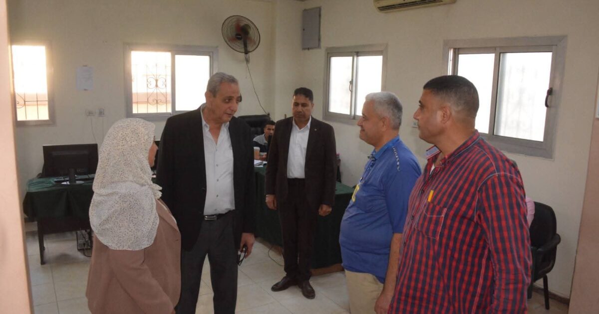 محافظ الغربية يتفقد رصف مصرف الزهار ويجوب شوارع قطور سيرا على الأقدام لمتابعة النظافة ورفع الإشغالات