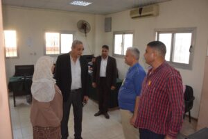 محافظ الغربية يتفقد رصف مصرف الزهار ويجوب شوارع قطور سيرا على الأقدام لمتابعة النظافة ورفع الإشغالات