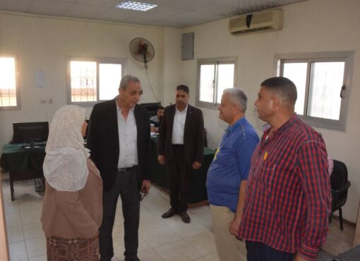 محافظ الغربية يتفقد رصف مصرف الزهار ويجوب شوارع قطور سيرا على الأقدام لمتابعة النظافة ورفع الإشغالات