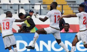 معركة النسور انتهت بالتعادل