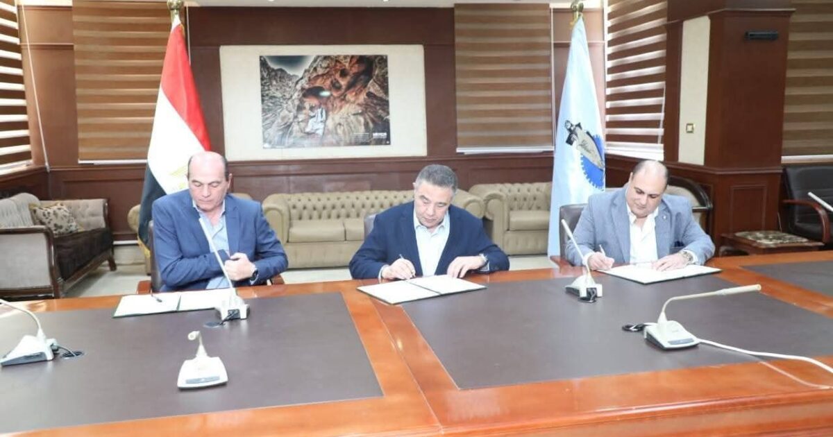 محافظ البحر الأحمر يوقع بروتوكولًا مع وزارة الثقافة لتحويل قصر ثقافة الغردقة لمركز للفنون أمام السائحين