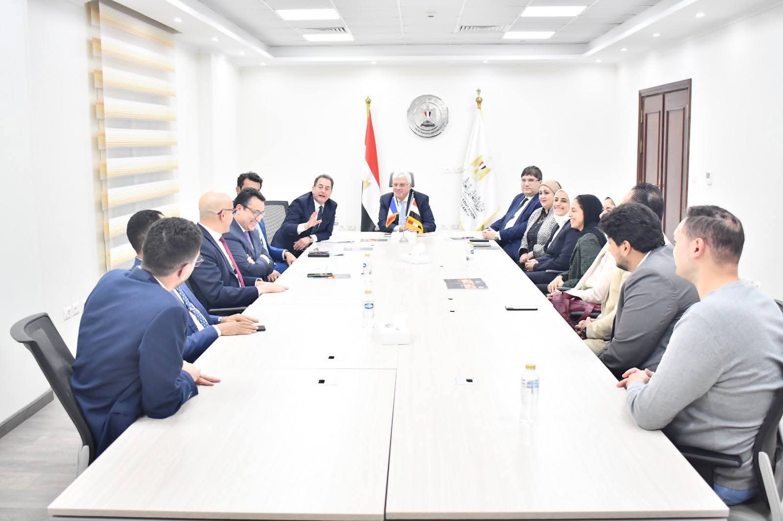 وزير التعليم العالي يلتقي الدفعة الأولى من طلاب منح الدكتوراه المشتركة مع فرنسا بحضور السفير الفرنسي بالقاهرة