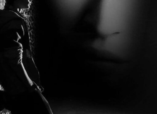 حين يشيخ العالم داخل عيون شاب صغير