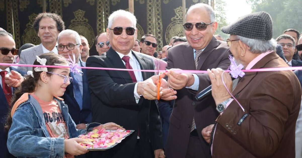 بالصور رئيس جامعة المنيا ومحافظ الإقليم يفتتحان معرض زهور الخريف الثامن بمشتل كلية الزراعة 