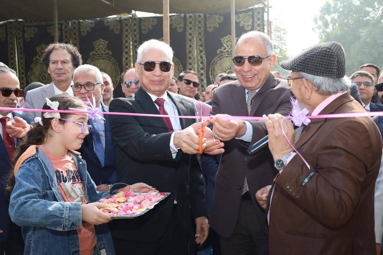 بالصور رئيس جامعة المنيا ومحافظ الإقليم يفتتحان معرض زهور الخريف الثامن بمشتل كلية الزراعة 