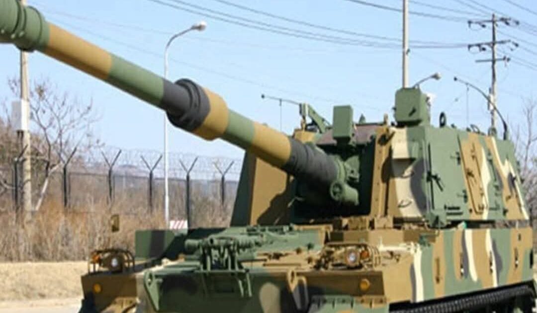 كتب/ أيمن محمد على تقف مصر اليوم فى قلب تحولات استراتيجية متسارعة فى الشرق الأوسط عبر تعزيز قدراتها البرية والبحرية والجوية. بنت القاهرة قوة تمنحها هامش القرار ومساحة واسعة للمناورة لتؤكد من خلال رسائلها الواضحة رفع مستوى الجاهزية والاستعداد لمواجهة تحديات الشرق الجديد فى زمن تتداخل فيه الصــ راعات التقليدية مع التوترات غير المسبوقة على المستويات السياسية والعسكرية. وأكد الفريق أول عبد المجيد صقر وزير الدفاع والإنتاج الحربى أن مصر تحرص مراراً على منع انزلاق المنطقة إلى حــرب شاملة قد تجر العالم إلى مصير مجهول فيما تتماشى هذه الرؤية مع جهود مصر المبكرة فى استشراف المخاطر والحفاظ على الاستقرار وسط اندفاعات قوية غير محسوبة. وقد تجلّت إرادة مصر فى التمسك بالسلام عملياً خلال مؤتمر شرم الشيخ، حيث جمعت الدول الساعية لوقف حــرب غــزة. فى الوقت ذاته تعمل مصر على تعزيز قوتها الجوية عبر صفقات جديدة مع فرنسا والولايات المتحدة فى حين تتابع إســـرائيل بقلق سرعة تحديث وتوسيع قدرات القوات الجوية المصرية. وعلى الصعيد البرى تنفذ القاهرة منذ 2015 عملية تطوير واسعة تشمل تحديث القيادة والسيطرة تعزيز الوحدات القـــتالية رفع المناورة فى سيناء شراء منظومات دفاع جوى متعددة المصادر وتطوير نوعى للبحرية عبر غواصات وفرقاطات وسفن هجـــومية. الكشف الأخير عن المــدفع K9 A1 EGY، المنتج من تعاون مصرى-كورى جنوبى يؤكد أن مرحلة الاكتفاء الدفاعى قد انتهت هذا المدفع، نسخة مطورة من الكورى الجنوبى K9، قادر على إطلاق قـــذائف دقيقة لمسافات تتجاوز 40 كيلومتراً بسرعات مناورات تفوق المدافع التقليدية ويأتى ضمن خطة مصر لإعادة هيكلة قواتها البرية نحو أنظمة مدفعية ذاتية الحركة أكثر ملاءمة للحروب الحديثة.