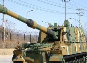 كتب/ أيمن محمد على تقف مصر اليوم فى قلب تحولات استراتيجية متسارعة فى الشرق الأوسط عبر تعزيز قدراتها البرية والبحرية والجوية. بنت القاهرة قوة تمنحها هامش القرار ومساحة واسعة للمناورة لتؤكد من خلال رسائلها الواضحة رفع مستوى الجاهزية والاستعداد لمواجهة تحديات الشرق الجديد فى زمن تتداخل فيه الصــ راعات التقليدية مع التوترات غير المسبوقة على المستويات السياسية والعسكرية.وأكد الفريق أول عبد المجيد صقر وزير الدفاع والإنتاج الحربى أن مصر تحرص مراراً على منع انزلاق المنطقة إلى حــرب شاملة قد تجر العالم إلى مصير مجهول فيما تتماشى هذه الرؤية مع جهود مصر المبكرة فى استشراف المخاطر والحفاظ على الاستقرار وسط اندفاعات قوية غير محسوبة. وقد تجلّت إرادة مصر فى التمسك بالسلام عملياً خلال مؤتمر شرم الشيخ، حيث جمعت الدول الساعية لوقف حــرب غــزة.فى الوقت ذاته تعمل مصر على تعزيز قوتها الجوية عبر صفقات جديدة مع فرنسا والولايات المتحدة فى حين تتابع إســـرائيل بقلق سرعة تحديث وتوسيع قدرات القوات الجوية المصرية. وعلى الصعيد البرى تنفذ القاهرة منذ 2015 عملية تطوير واسعة تشمل تحديث القيادة والسيطرة تعزيز الوحدات القـــتالية رفع المناورة فى سيناء شراء منظومات دفاع جوى متعددة المصادر وتطوير نوعى للبحرية عبر غواصات وفرقاطات وسفن هجـــومية.الكشف الأخير عن المــدفع K9 A1 EGY، المنتج من تعاون مصرى-كورى جنوبى يؤكد أن مرحلة الاكتفاء الدفاعى قد انتهت هذا المدفع، نسخة مطورة من الكورى الجنوبى K9، قادر على إطلاق قـــذائف دقيقة لمسافات تتجاوز 40 كيلومتراً بسرعات مناورات تفوق المدافع التقليدية ويأتى ضمن خطة مصر لإعادة هيكلة قواتها البرية نحو أنظمة مدفعية ذاتية الحركة أكثر ملاءمة للحروب الحديثة.