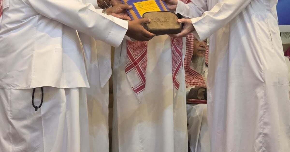 في ليلة وفاء: وبعد فراق دام نصف قرن طلاب ومعلمي مدرسة أبو عبيدة المتوسطة بمكة يلتقون