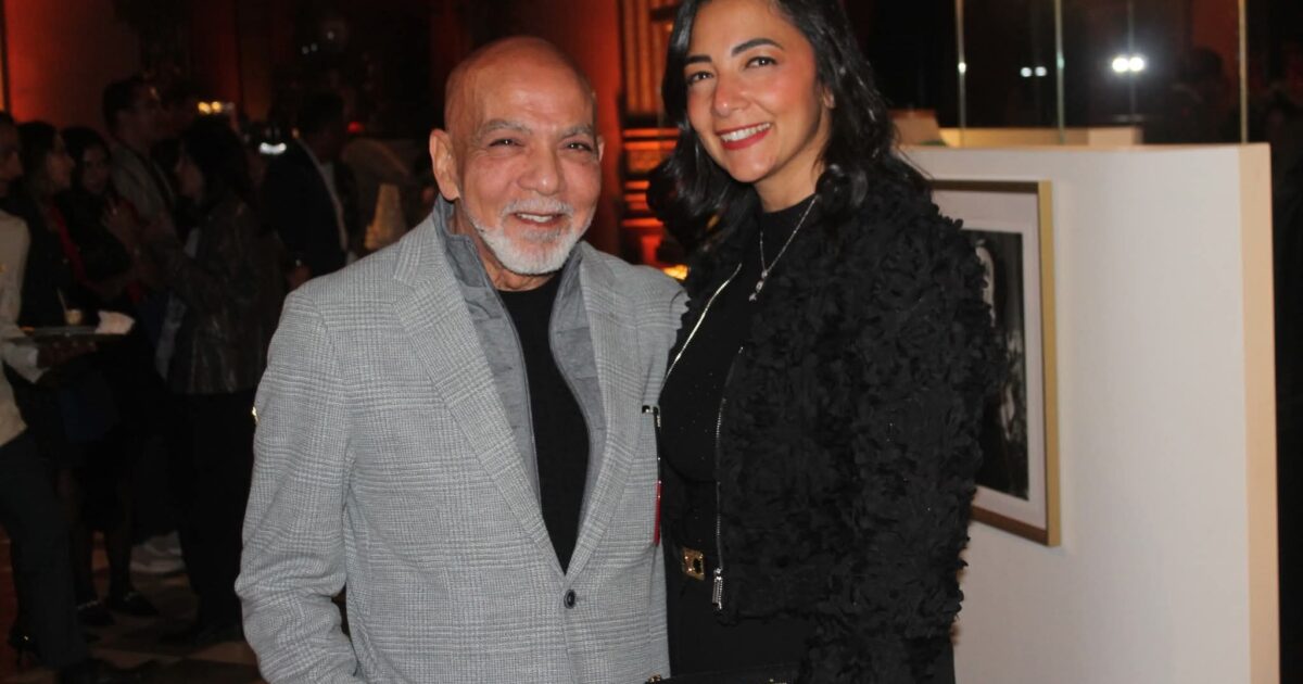 علي ثابت وحرمه يهنئان النجمة منى زكي بعد العرض الخاص لفيلم "الست