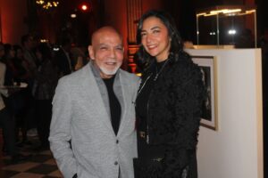 علي ثابت وحرمه يهنئان النجمة منى زكي بعد العرض الخاص لفيلم "الست