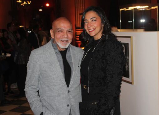 علي ثابت وحرمه يهنئان النجمة منى زكي بعد العرض الخاص لفيلم "الست