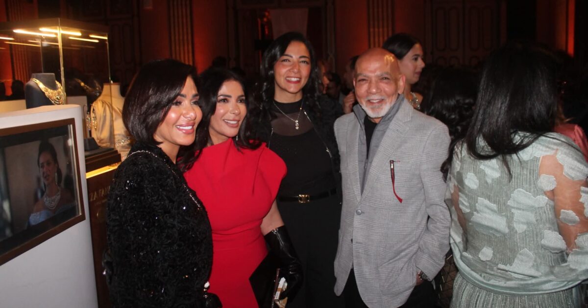 علي ثابت وحرمه يهنئان النجمة منى زكي بعد العرض الخاص لفيلم "الست"