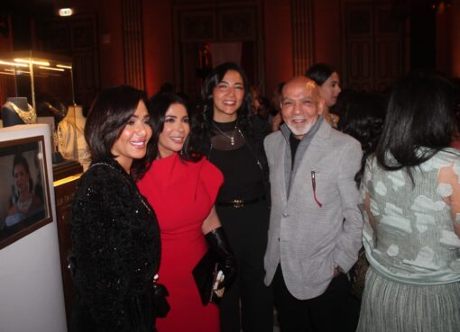 علي ثابت وحرمه يهنئان النجمة منى زكي بعد العرض الخاص لفيلم "الست"