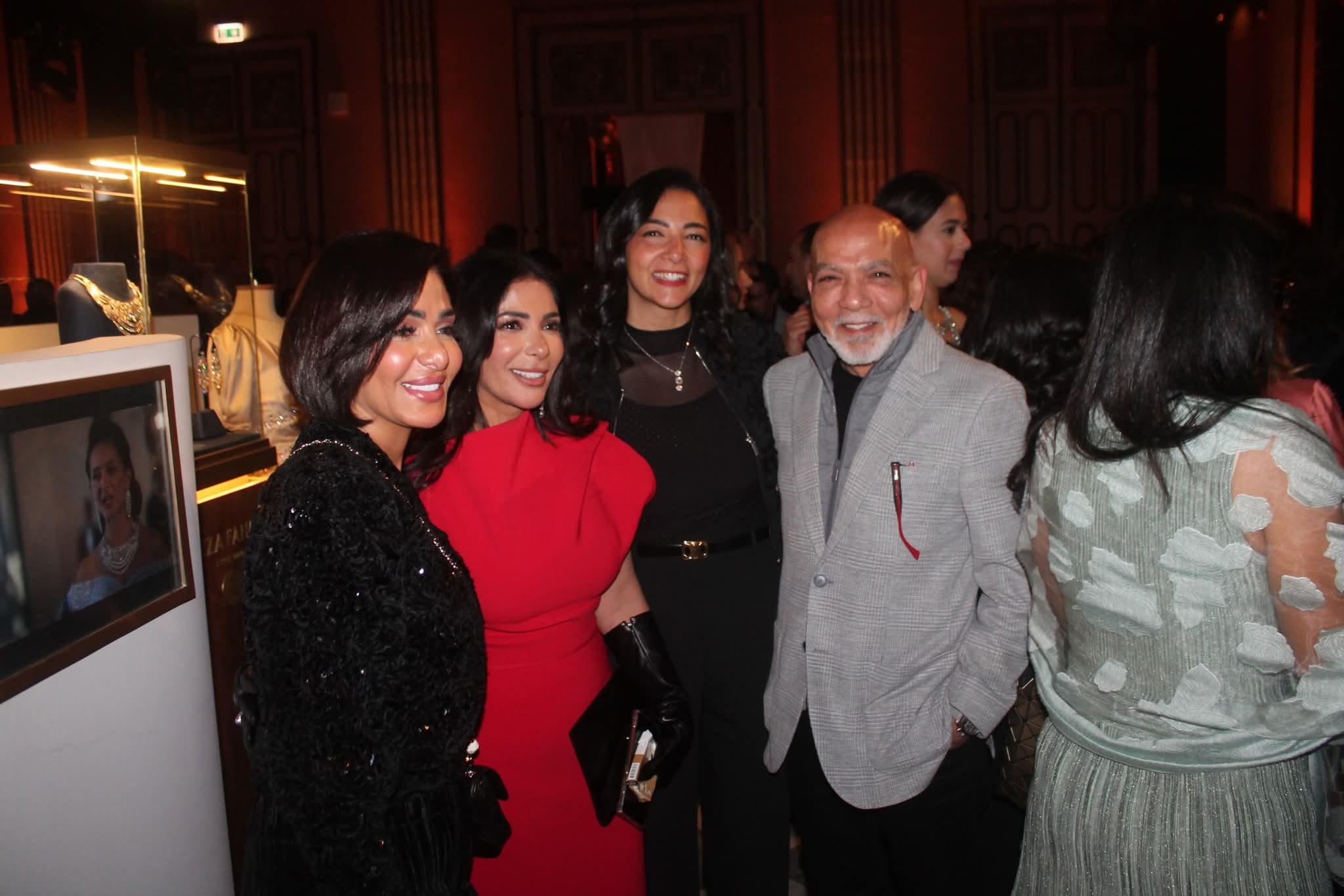 علي ثابت وحرمه يهنئان النجمة منى زكي بعد العرض الخاص لفيلم "الست"