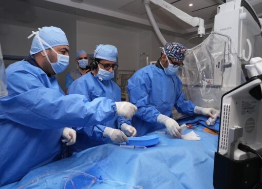 استبدال الصمام الأورطي دون تدخل جراحي ينقذ حياة مواطنة تسعينية بمدينة الملك عبدالله الطبية