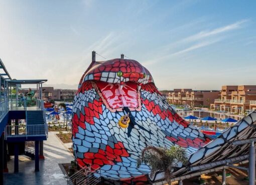 احتفالا بعيد ميلادها الثالث.. ظهور «الكينج كوبرا» كحارس لأكبر مدينة العاب ترفيهية بالغردقة يجذب الأنظار