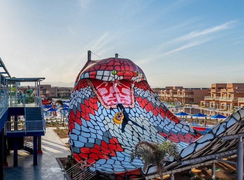 احتفالا بعيد ميلادها الثالث.. ظهور «الكينج كوبرا» كحارس لأكبر مدينة العاب ترفيهية بالغردقة يجذب الأنظار