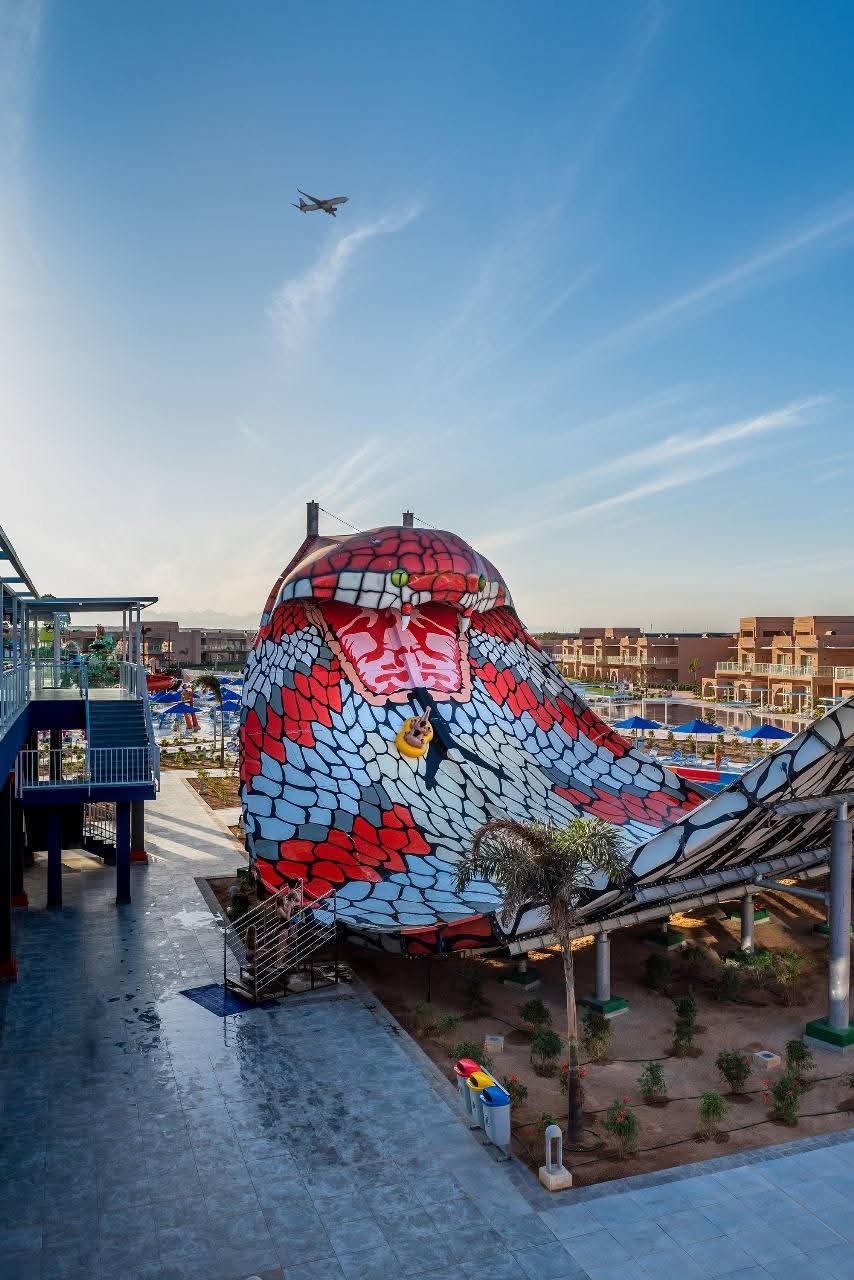 احتفالا بعيد ميلادها الثالث.. ظهور «الكينج كوبرا» كحارس لأكبر مدينة العاب ترفيهية بالغردقة يجذب الأنظار