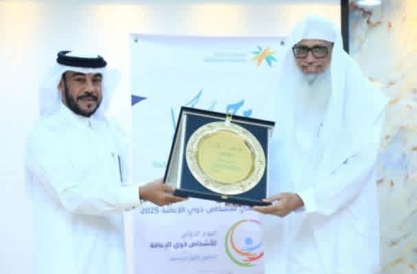 وزارة الموارد البشرية والتنمية الاجتماعية تكرم الأستاذ عمر بالبيد