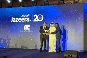 طيران الجزيرة يكرم أقدم شركائه "إمبريال ترافل سنتر" بمناسبة الذكرى العشرين