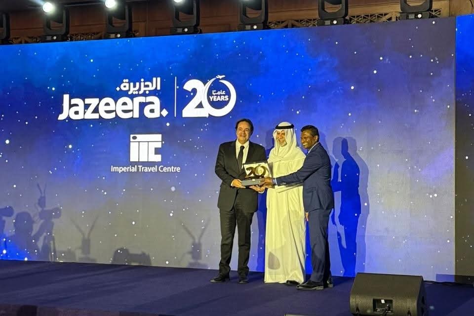 طيران الجزيرة يكرم أقدم شركائه "إمبريال ترافل سنتر" بمناسبة الذكرى العشرين