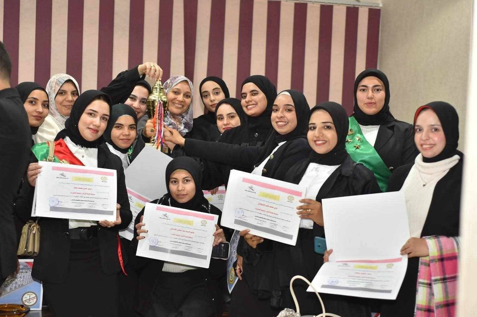 عميد كلية الدراسات الإسلامية والعربية بدمنهور يهنئ طالبات الكلية بحصولهن على المركز الأول في مسابقة «قضاة الأزهر» 