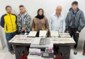 ضبط تشكيل عصابي تخصص في تقليد العملات المحلية وترويجها عبر مواقع التواصل الاجتماعي