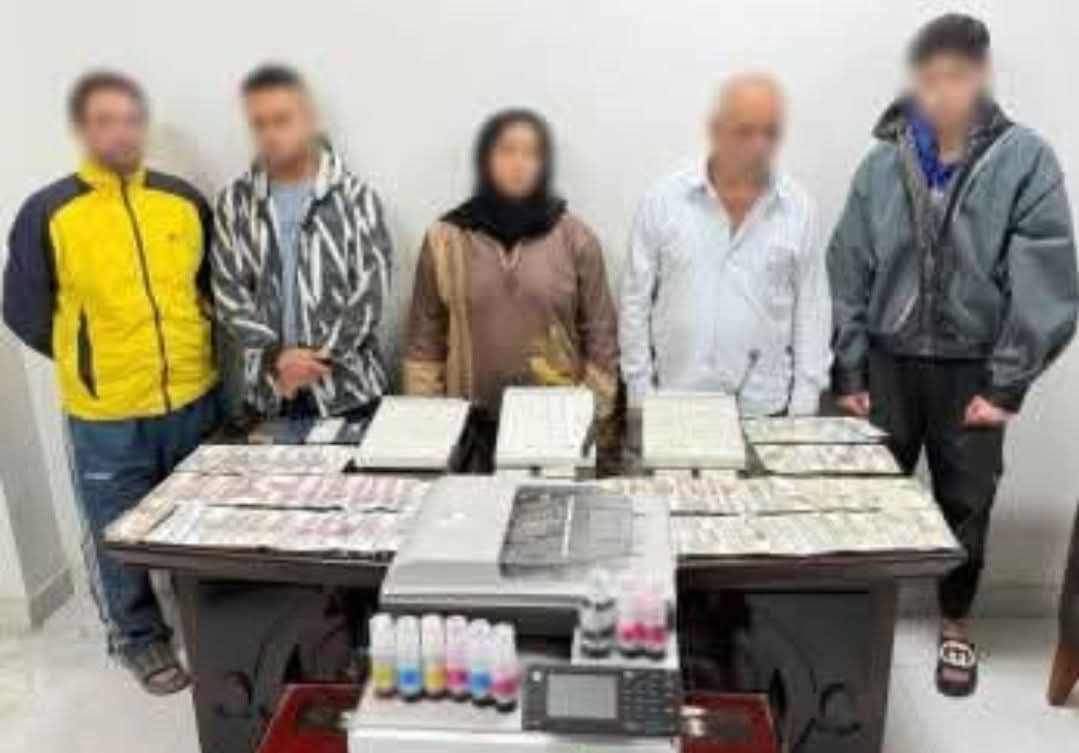 ضبط تشكيل عصابي تخصص في تقليد العملات المحلية وترويجها عبر مواقع التواصل الاجتماعي