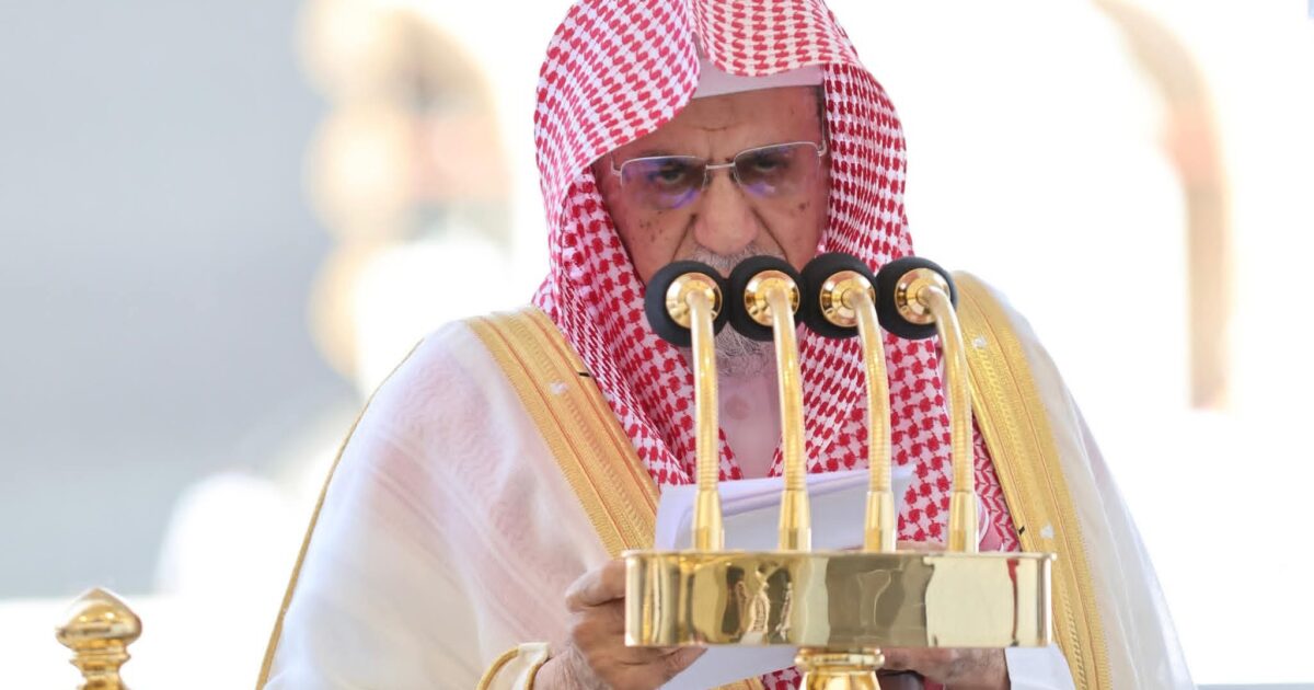 بن حميد يؤم المصلين لصلاة الجمعة بالمسجد الحرام