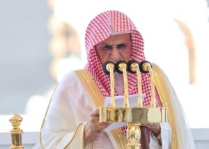 بن حميد يؤم المصلين لصلاة الجمعة بالمسجد الحرام