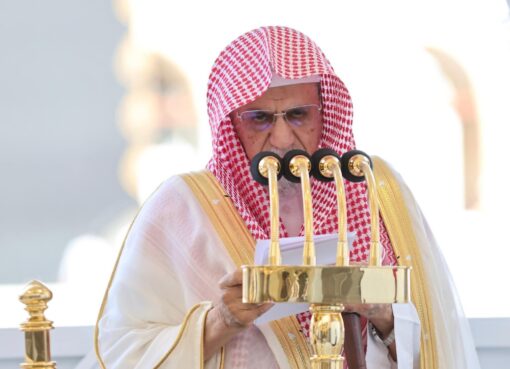 بن حميد يؤم المصلين لصلاة الجمعة بالمسجد الحرام