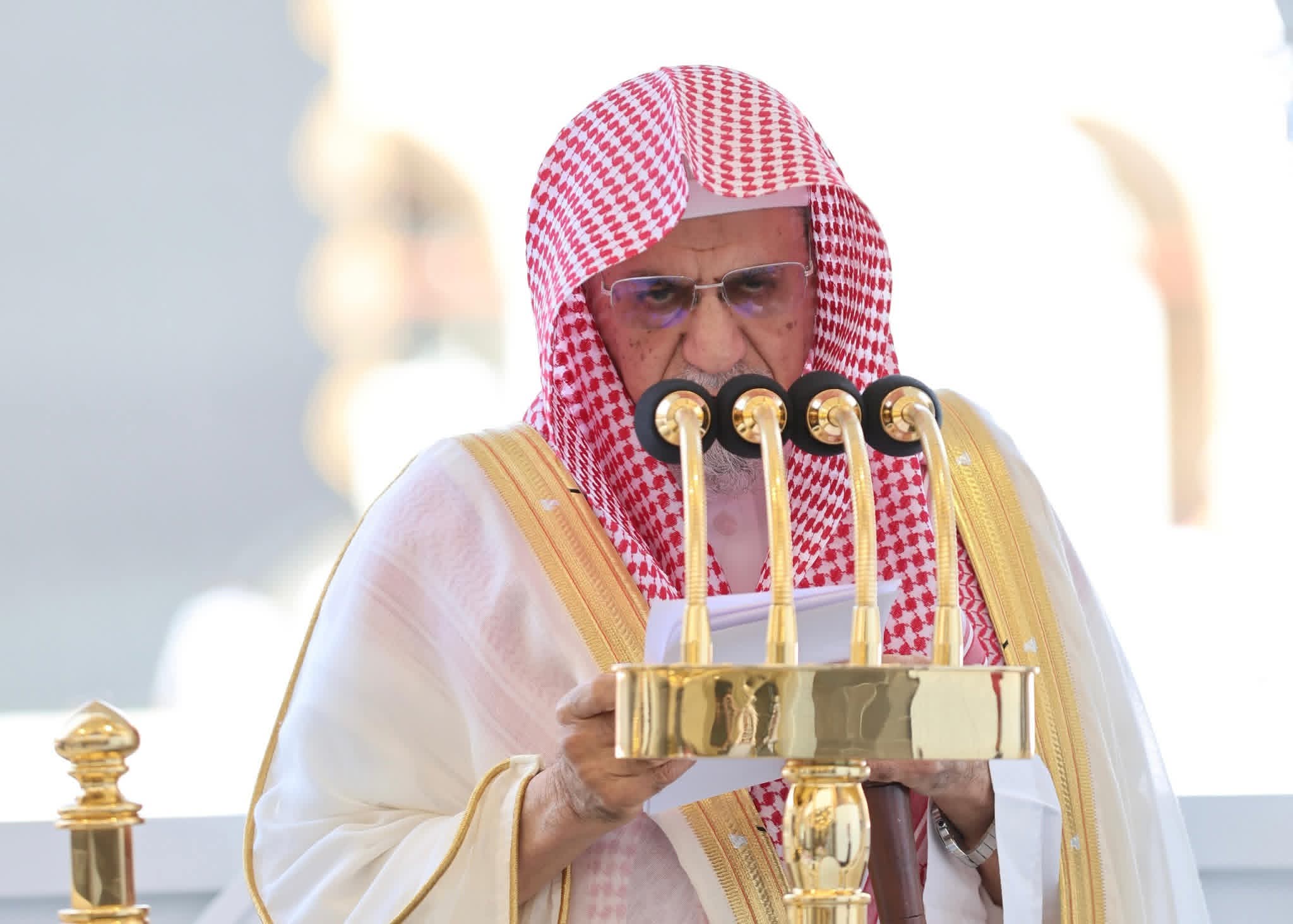 بن حميد يؤم المصلين لصلاة الجمعة بالمسجد الحرام