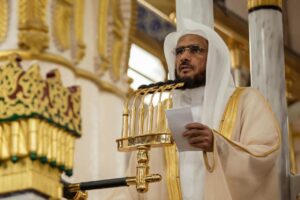 الثبيتي يؤم المصلين لصلاة الجمعة بالمسجد النبوي