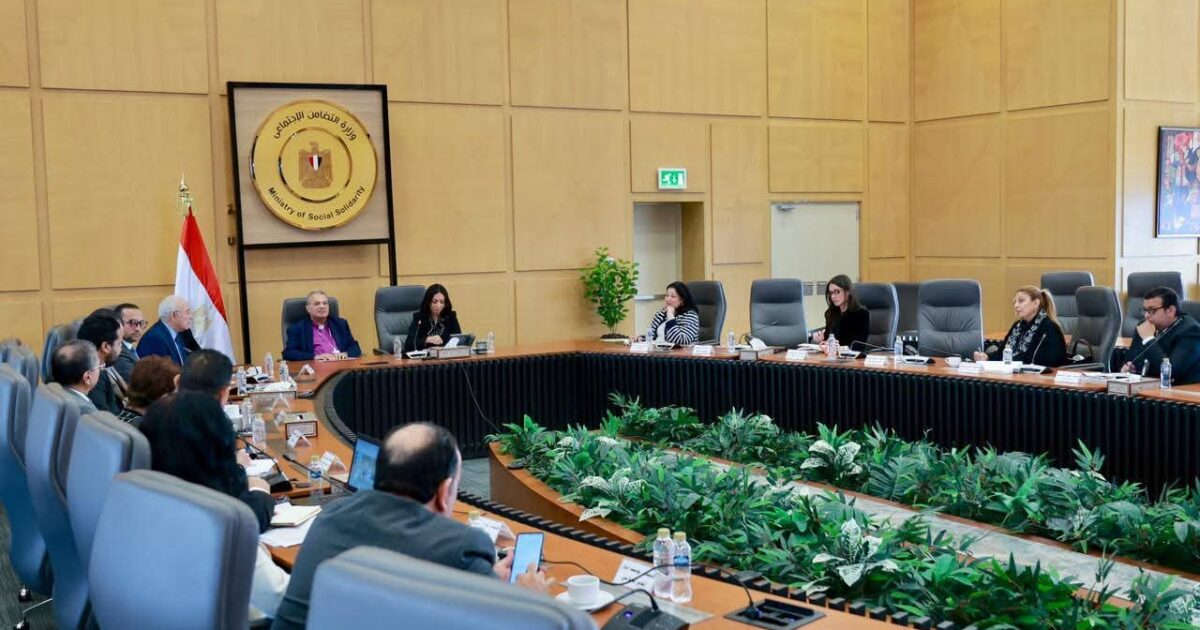 وزيرة التضامن الاجتماعي تلتقي رئيس الطائفة الإنجيلية رئيس الهيئة القبطية الإنجيلية للخدمات الاجتماعية ووفد من التحالف الوطني للعمل الأهلي التنموي لبحث نتائج المرحلة الرابعة لمبادرة "ازرع"