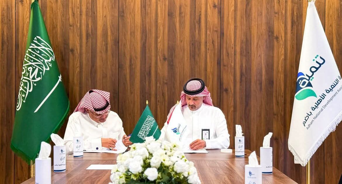 بيئة أضم توقّع اتفاقية تعاون مع جمعية التنمية لتنفيذ مهرجان الإبل والحرف اليدويةة