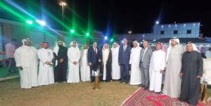 تكريم عدد من الشخصيات بارزة بالدكتوراه الفخرية من الإتحاد العربي للإعلام الإلكتروني بمتحف صلح الحديبية في مكة المكرمة
نوال مسلم : مكة المكرمة:-
تصوير :صابرين قريشي:-
في ليلة تعادل ألف ليلة وليلة وفي أمسية مميزة تجسد قيم الحب والوفاء، أقيم حفل تكريم تحت عنوان “ليلة الوفاء من أهل الوفاء” في متحف صلح الحديبية بمكة المكرمة، حيث منحت شهادات دكتوراه فخرية لعدد من الشخصيات البارزة تقديراً لإسهاماتهم.
شهد الحفل حضوراً رفيع المستوى، من بينهم سعادة نائب القائم بأعمال القنصلية العامة لجمهورية العراق في جدة الأستاذ أحمد سلمان الكعيدي، والدكتور صالح المياح، ورئيس الاتحاد العربي للإعلام الإلكتروني، والدكتور سعيد الجبوري المستشار القانوني بالاتحاد، إلى جانب نخبة من الشخصيات مثل الشيخ الدكتور وليد محمد عزيز الرحمن، والأستاذ الدكتور عبدالله بن إسحاق عطار، والأستاذ الدكتور محمود محمد كسناوي، واللواء عبدالله كسناوي، والدكتور فواز الدهاسي، والأستاذ عبدالرحمن محمد بيمه، والتربوي الأستاذ نايف الذيابي، والشريف الأستاذ ماهر بن مشهور المنعمي، والدكتور عبدالله بن رفعت باسروان، والأستاذ عبدالله بنجابي.
بدأ البرنامج بجولة تعريفية في المتحف لاستكشاف تراث المملكة العريق، تلاها عزف السلام الملكي السعودي والسلام الجمهوري العراقي، ثم تلاوة آيات من القرآن الكريم بصوت عبدالعزيز بن نايف الذيابي.
بعدها ألقى الشيخ الدكتور حمود حماد الثبيتي كلمة ترحيبية بالحضور، تلتها كلمة الدكتور صالح المياح الذي عبر عن شكره العميق للمملكة العربية السعودية على رعايتها الكريمة لضيوف الرحمن والمعتمرين والزوار، وقدم نبذة عن الاتحاد العربي للإعلام الإلكتروني.
كما ألقى الشيخ الدكتور وليد محمد عزيز الرحمن كلمة نيابة عن المكرمين، رحب فيها بالضيوف العراقيين في “بلدهم الثاني” المملكة، وأشاد بالأمن والازدهار الذي تشهده البلاد تحت قيادة خادم الحرمين الشريفين الملك سلمان بن عبدالعزيز وولي عهده الأمين، مجدداً الولاء للقيادة الرشيدة.
تخلل الحفل تقديم مجس ترحيبي من محمد مسلم، ومشاركة شعرية من الشاعر سفر سالم العتيبي بقصائد وطنية وترحيبية.
ثم جاءت اللحظة الرئيسية بتوزيع شهادات الدكتوراه الفخرية على كل من: الشيخ الدكتور وليد محمد عزيز الرحمن
الشيخ الدكتور حمود حماد الثبيتي
الشريف الدكتور مشهور بن محسن المنعمي
المهندس الدكتور عبدالعزيز بن محمد سندي
الدكتورة فاطمة محمد ربيع فارسي
المستشار الإعلامي الدكتور منصور نظام الدين قريشي
وقدم الشيخ الدكتور وليد عزيز الرحمن والشيخ الدكتور حمود الثبيتي هدايا تذكارية للوفد العراقي، ونائب القائم بأعمال القنصلية العامة لجمهورية العراق بجدة الأستاذ أحمد سلمان الكعيدي
كما تم تعيين الشيخ الدكتور وليد عزيز الرحمن رئيساً لفرع الاتحاد العربي للإعلام الإلكتروني في المملكة العربية السعودية -والشيخ الدكتور حمود حماد الثبيتي نائبا له
أدار الحفل الإعلامي المخضرم الدكتور منصور نظام الدين، وألتقطت الصور التذكارية وشرف الجميع طعام العشاء الذي أقيم بهذه المناسبة