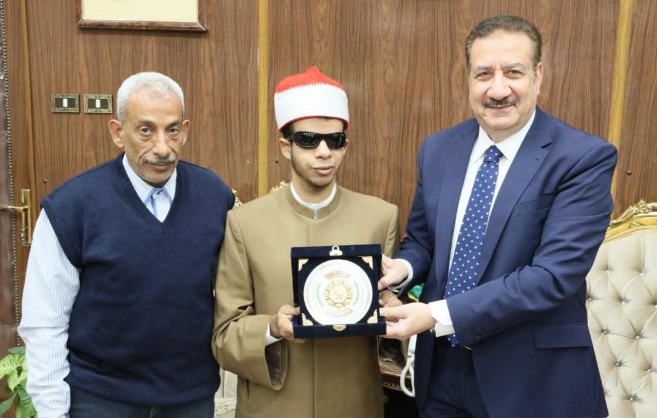 محافظ المنوفية يكرّم بطل القرآن العالمي من ذوي الهمم