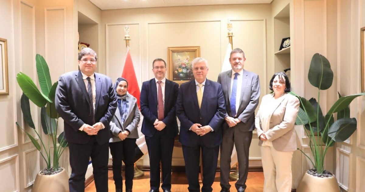 وزير التعليم العالي يلتقي سفير المملكة المتحدة بالقاهرة لبحث التوسع في الفروع الدولية وتعزيز التعاون في التعليم التكنولوجي