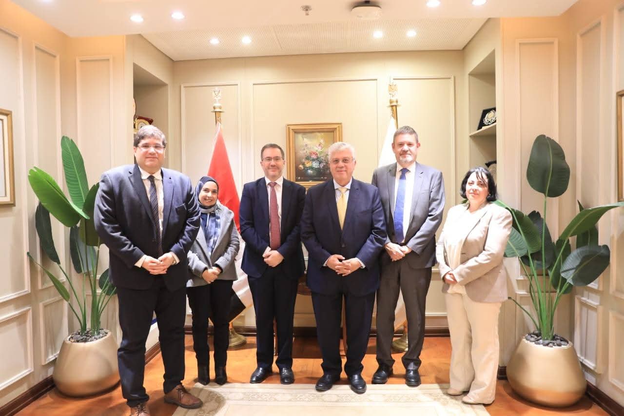 وزير التعليم العالي يلتقي سفير المملكة المتحدة بالقاهرة لبحث التوسع في الفروع الدولية وتعزيز التعاون في التعليم التكنولوجي