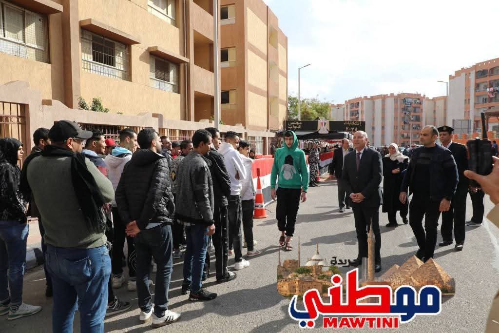 محافظ القاهره يتفقد اللجان الإنتخابية