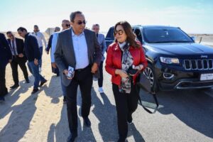 وزيرة التنمية المحلية ومحافظ قنا يفتتحان محطة مياه الشرب بقرية حجازة