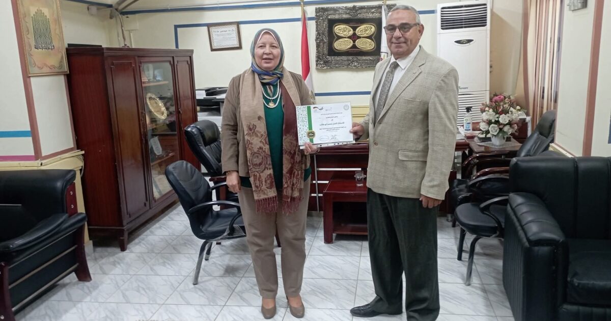 وكيل تعليم بني سويف تهنئ مدير عام التعليم الفني لتكريمه من الإدارة المركزية لتطوير التعليم الفني ووكالة GIZ