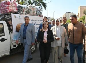محافظ البحيرة تشهد إصطفاف قافلة مؤسسة "صناع الخير" المحملة ب٣٠٠٠ بطانية تمهيداً لتوزيعها على الأسر الأولى بالرعاية