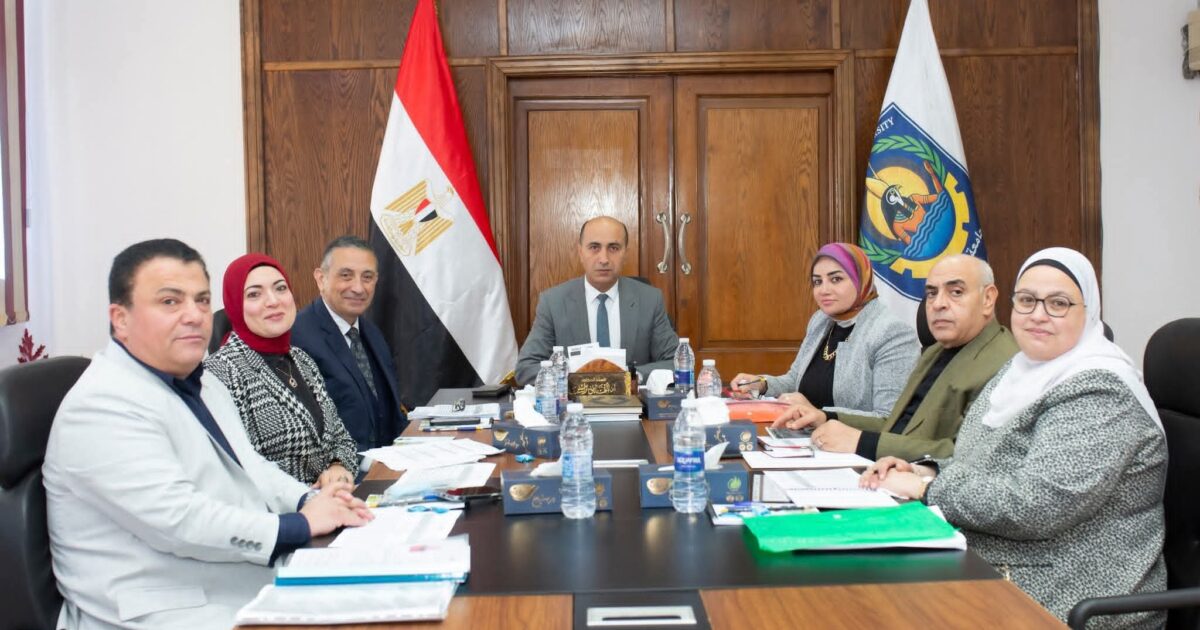 رئيس جامعة دمنهور يرأس اجتماع لجنة اختيار القيادات الإدارية
