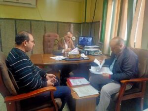 رئيس مدينة دمنهور يراجع ملفات ويعتمد نماذج قانوني