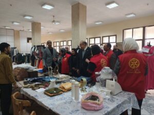 جامعة العاصمة تنظم معرضاً خيرياً للملابس لدعم الطلاب