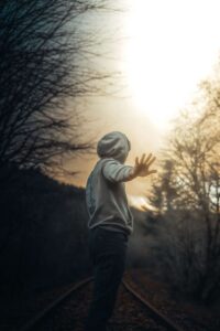 حين يصبح الابتعاد شكلا من اشكال النجاة