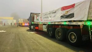 قافلة المساعدات الـ 99 تدخل إلى الفلسطينيين بقطاع غزة